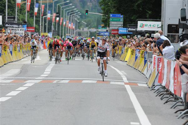 Peter Kennaugh wins Dauphine stage 1
